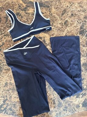 ALO Yoga Navy and White Sports Bra and Leggings Set